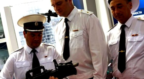 Marinarii fac cunoștință cu noua pușcă de asalt ADS, cu două medii