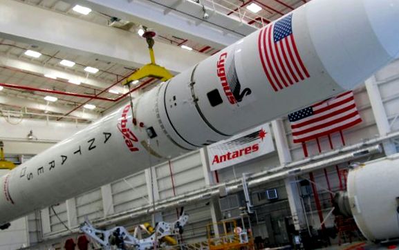 Racheta spațială Antares în atelierul de asamblare