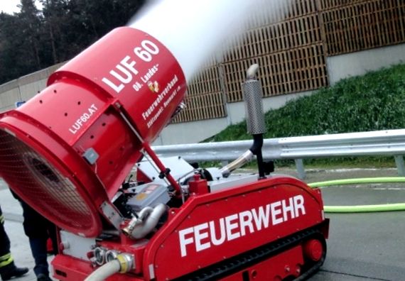 Robotul pompier fără pilot pulverizează apă