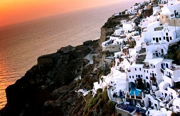 Grecia, orașul Santorini de pe pantele muntelui