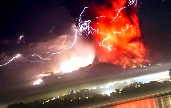 Fulger în timpul erupției vulcanului Kabulco din Chile 2015