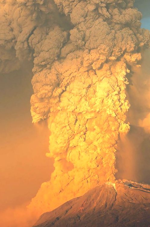 Fotografie a unei coloane de cenușă și fum în timpul unei erupții vulcanice