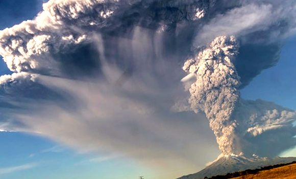 Vulcanul Kabulco scoate în atmosferă o coloană de cenușă și fum
