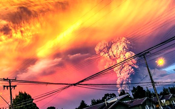 Coloana de cenușă și fum din vulcanul Calbuco în razele apusului