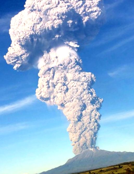 Coloana uriașă de fum și cenușă vulcanică