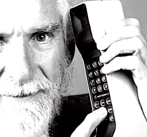 Motorola DynaTAC - acesta a fost numele primului telefon mobil din lume