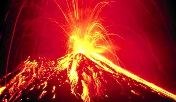 Lava eruptă din craterul unui vulcan în timpul unei erupții