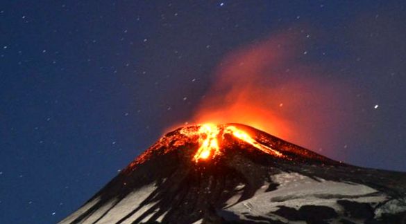 Fotografie de noapte a unei erupții vulcanice