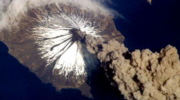 Erupție vulcanică - eliberarea de cenușă vulcanică și gaze
