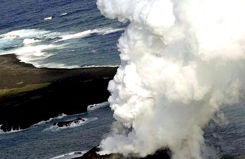 Erupția unui vulcan subacvatic din Oceanul Pacific