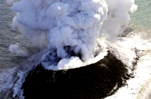Formarea unei insule vulcanice în apele Japoniei