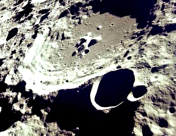 Peisaj lunar - crater imens la suprafață