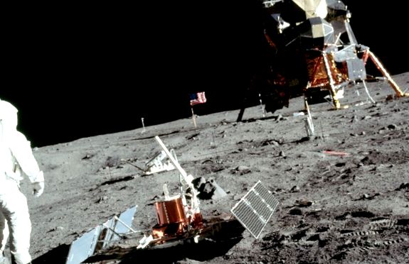 Astronauții americani de pe suprafața lunară