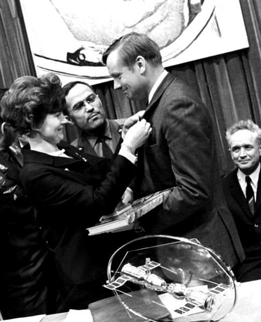 Valentina Tereshkova și Neil Armstrong