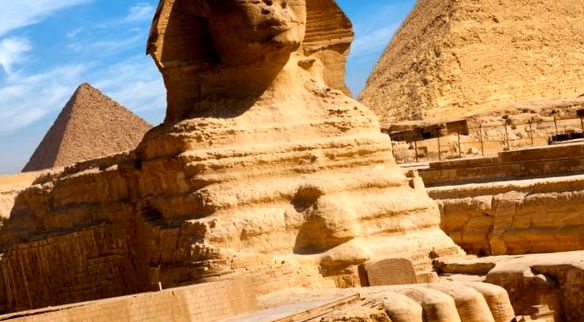 Sfinxul, păstrând secretele piramidelor egiptene