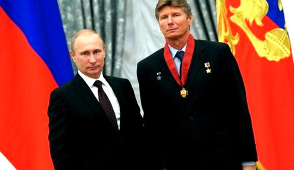 Președintele rus îl acordă pe Gennady Padalka