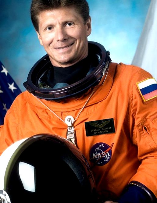 Cosmonautul Gennady Padalka într-un costum spațial NASA