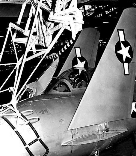 Luptător F-85 înainte de încărcare în golful bombei