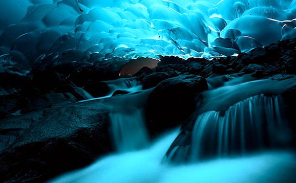 Peșterile uimitoare ale ghețarului Mendenhall din Alaska