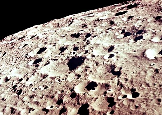 Fotografie a suprafeței părții îndepărtate a lunii