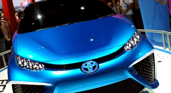 Toyota FCV Concept - o mașină cu celule de combustibil cu hidrogen
