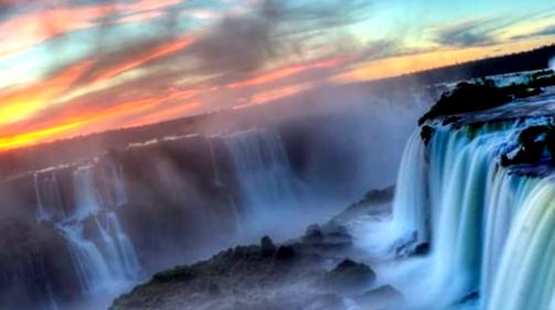 Iguazu este un complex de cascade frumoase la granița Braziliei și Argentinei
